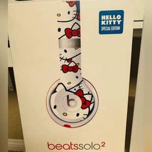 EUC* Beats by Dr. Dre - HELLO KITTY SPECIAL EDITION